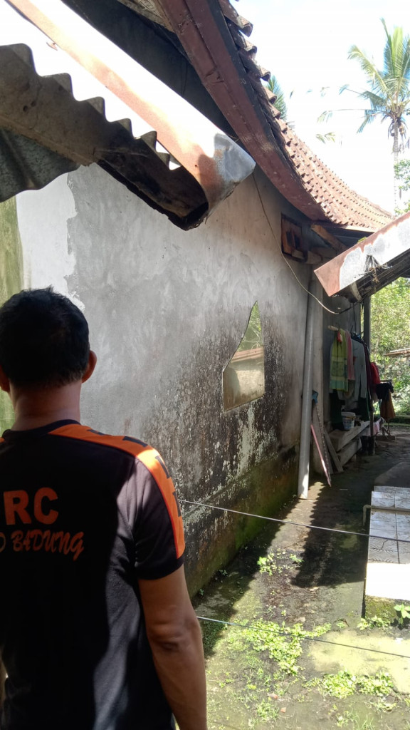 Atap Rumah Jebol di Banjar Bukit Munduk Tiying, Desa Pelaga, Kecamatan Petang Tanggal 05 Desember 2023
